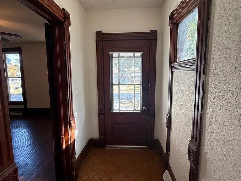912 N Center St — Photo 13