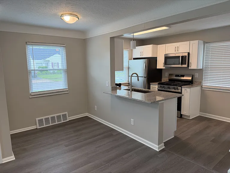 916 Clearview Ave — Photo 4