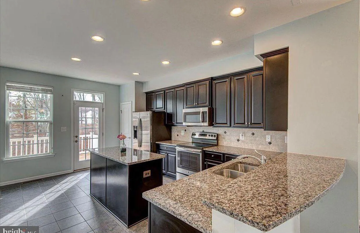 3 bed, 1892 sqft, $2,500 — Photo 4