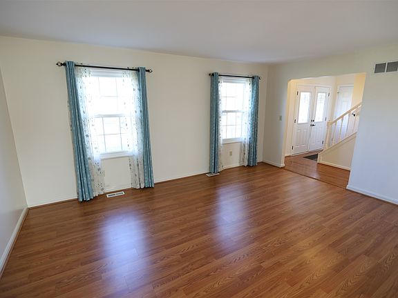 5th image of 16 Stevens Ct