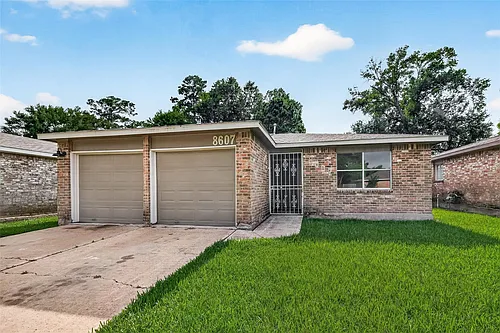 8607 Valley Forest Dr Photo 1