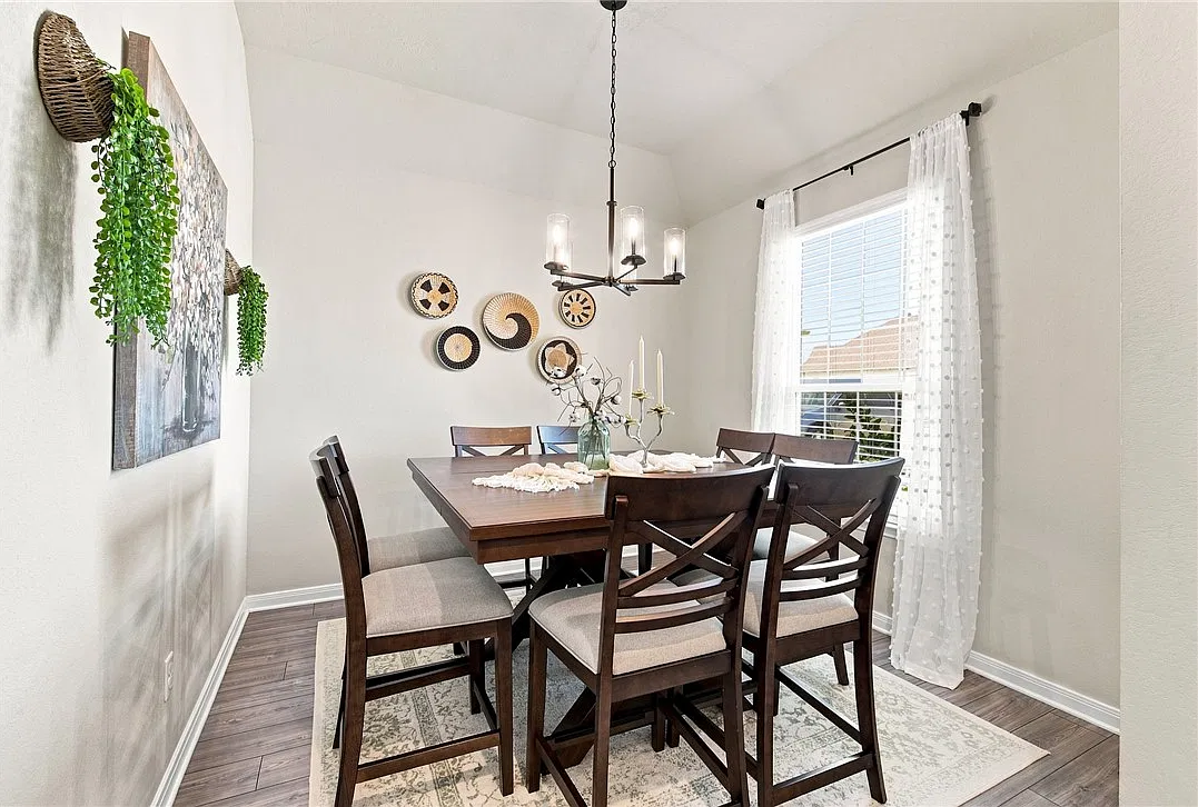 3 bed, 2.0 bath, 1466 sqft, $2,100 — Photo 3