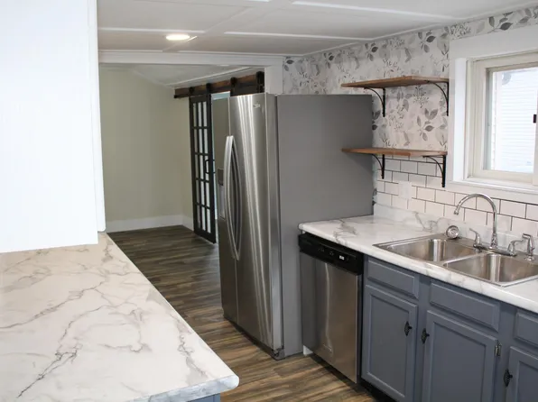 7 W Lawton St, Edgerton, WI 53534