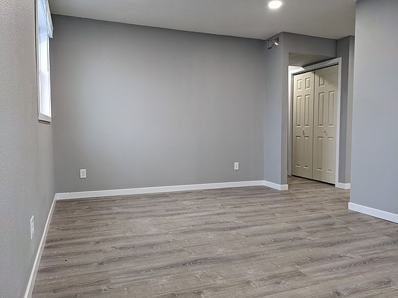 3rd image of 109 Ludland Dr Unit 6