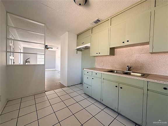 4th image of 103 W Paisano Ln