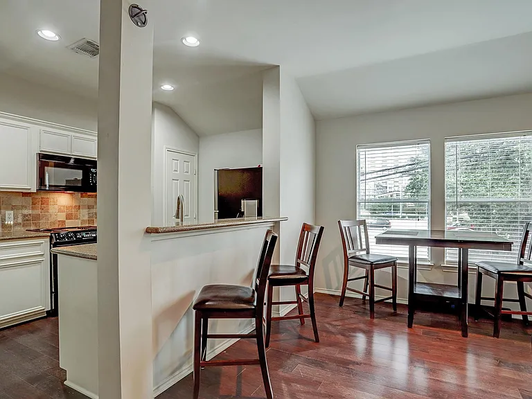 2937 W Dallas St — Photo 8