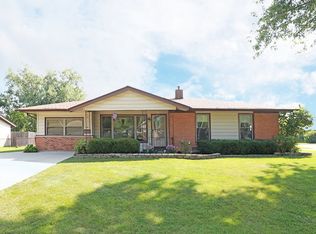 926 Maple Ln, Elk Grove Village, IL 60007