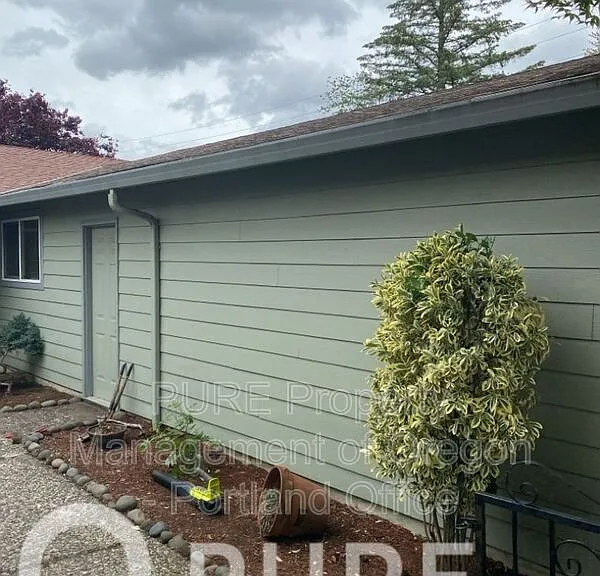 1725 SE 5th St — Photo 6