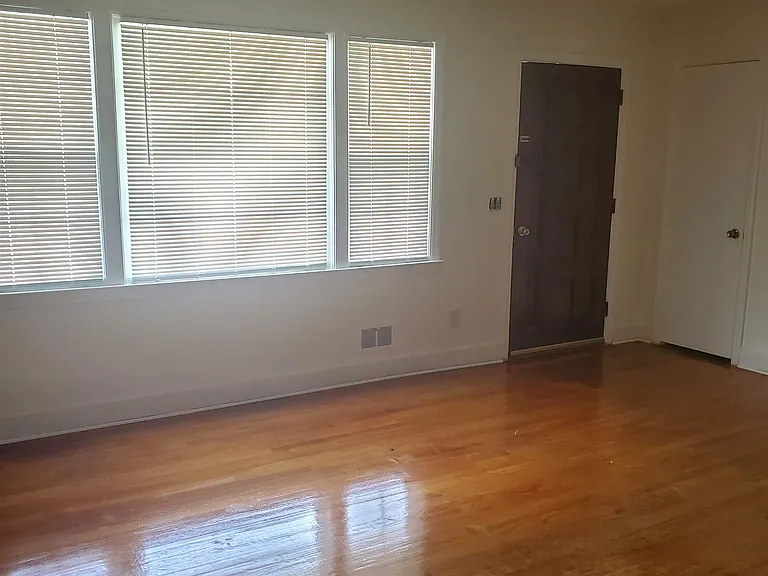 301 W Lakeside Ave — Photo 2