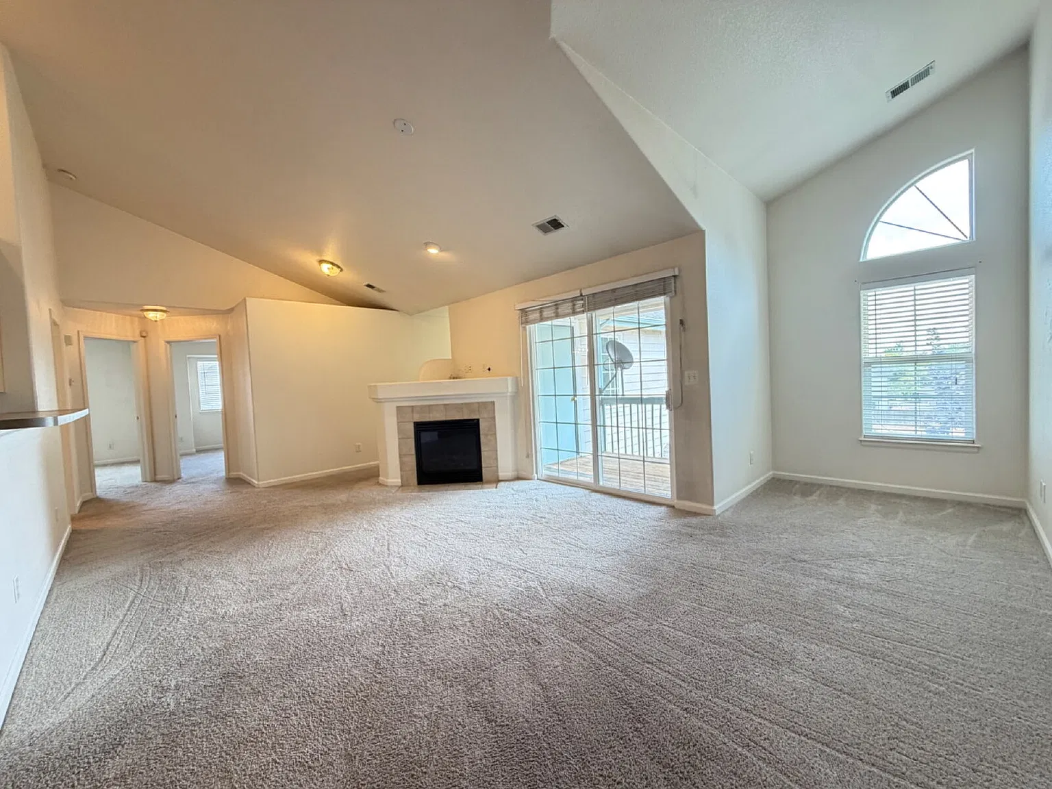 2 bed, 2.0 bath, 1356 sqft, $1,550 — Photo 2