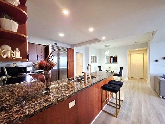 4th image of 600 Queen St APT 3704