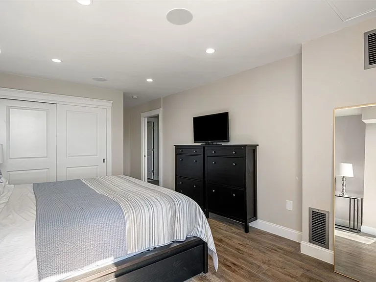 566 Commonwealth Ave #Penthouse 2 — Photo 11
