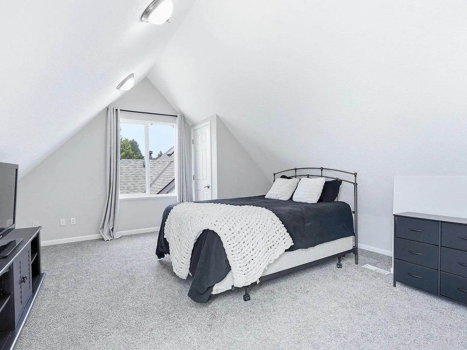 4 bed, 2.0 bath, 1558 sqft, $1,209 — Photo 2