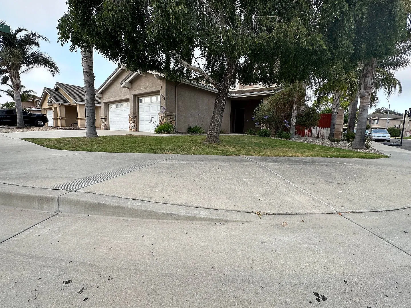 Pleasant 4 Bd. 2.5 Ba. River Oaks Home located on Corner Lot! — Photo 4