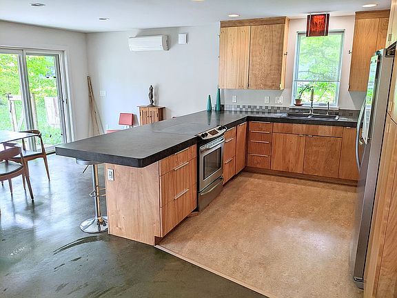 4th image of 535 Fairfield Pike