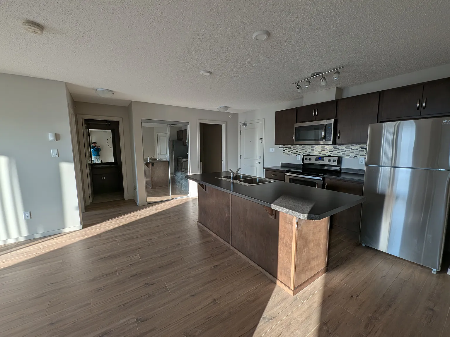 2 bed, 890 sqft, $1,695 — Photo 4