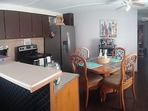 3rd image of 609 E C St