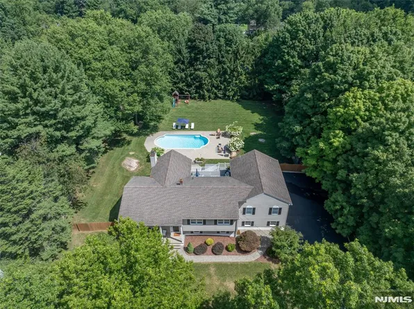 19 Robin Rd, Mahwah, NJ 07430