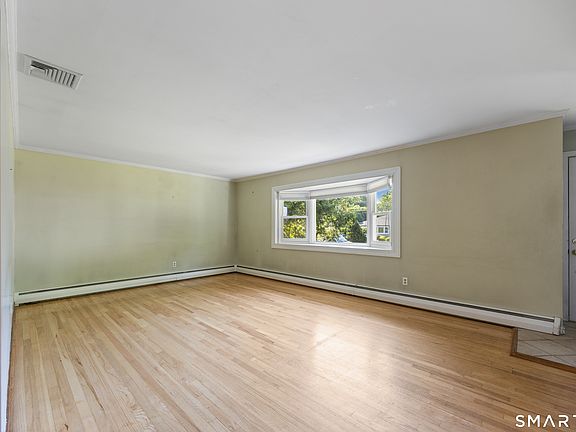 3rd image of 46 East Maxwell Drive