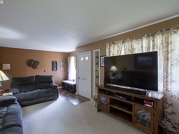 4th image of 907 4th St