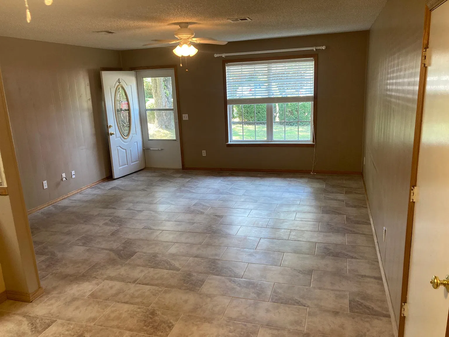 3 bed, 1.5 bath, 1032 sqft, $1,300 — Photo 3