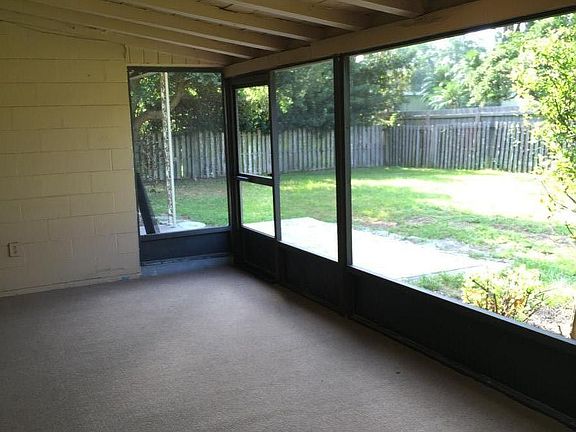 4th image of 982 Las Flores Way