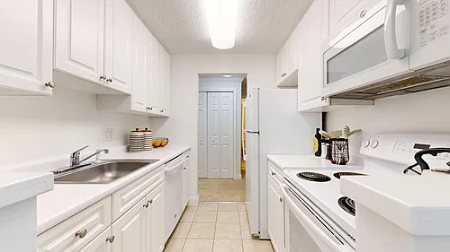 Floor plan Studio/1 Bath with Full Kitchen