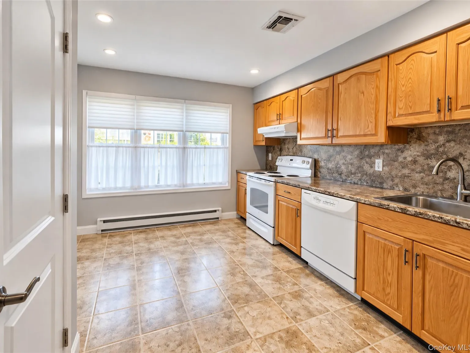 2 bed, 2.0 bath, 1293 sqft, $3,300 — Photo 4