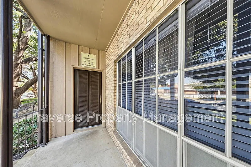 1 bed, 1.0 bath, 912 sqft, $1,695 — Photo 3