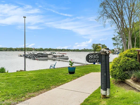 895 S Pontiac Trl #C206, Walled Lake, MI 48390