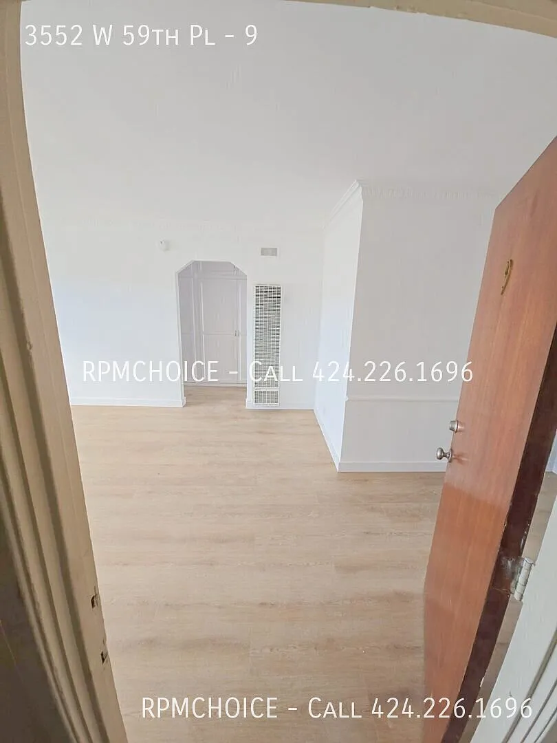 1bd/1ba Apartment with New Flooring — Photo 1