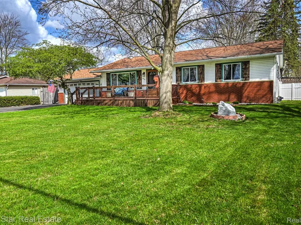 2995 Beaumont Dr, Highland, MI 48356