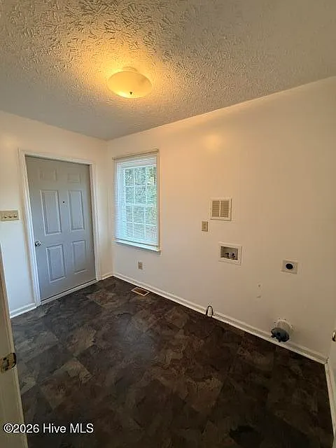 3 bed, 2.0 bath, 1990 sqft, $1,900 — Photo 3