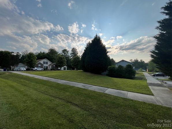 27 Turnabout Ln, Hendersonville, NC 28739