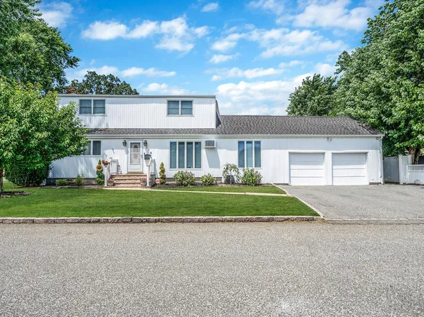 318 2nd Avenue, Lindenhurst, NY 11757