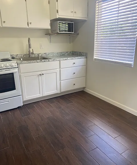 524 W Fairway Dr #8 — Photo 2