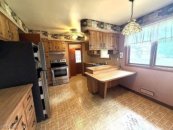 4th image of 671 Centennial St
