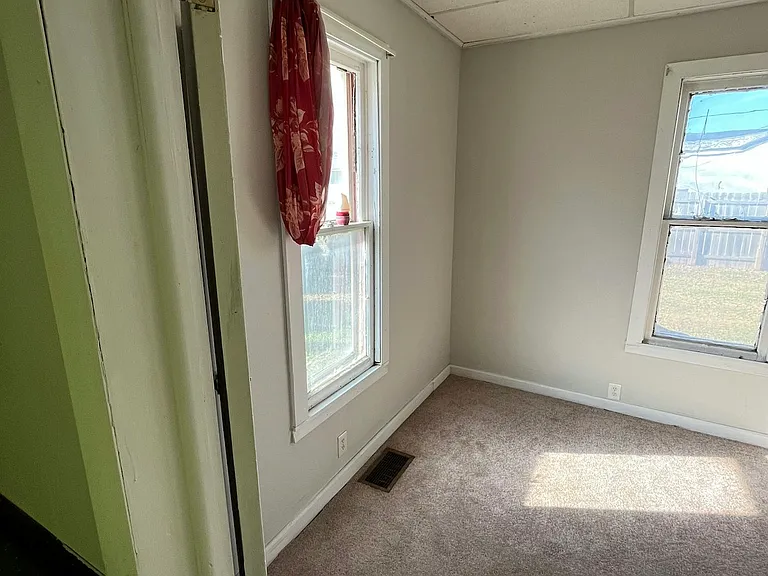 109 E Jackson St — Photo 10