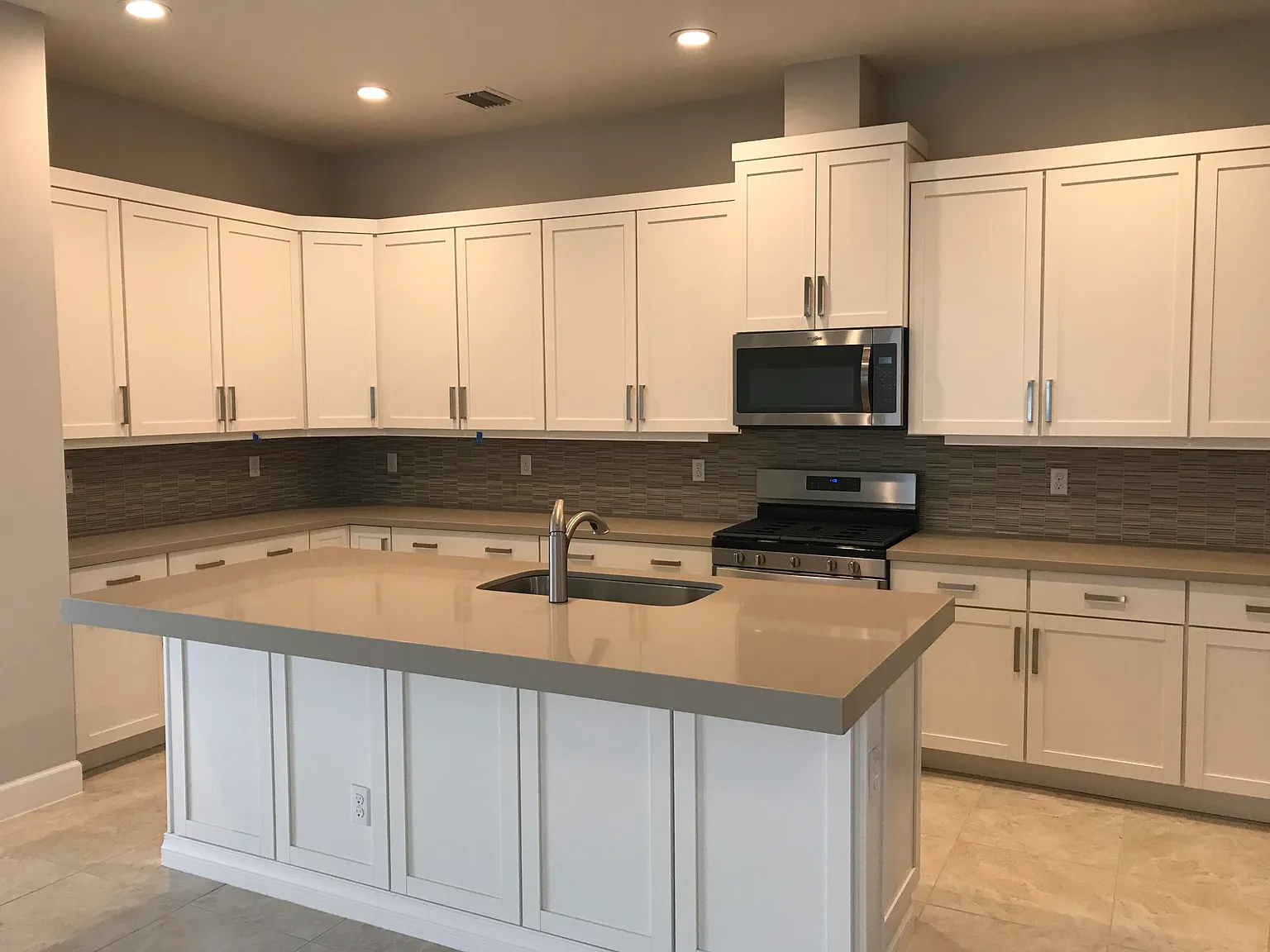 3 bed, 2.0 bath, 2000 sqft, $4,100 — Photo 4