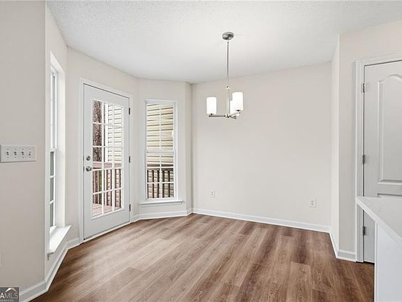 5th image of 533 Fox Creek Xing