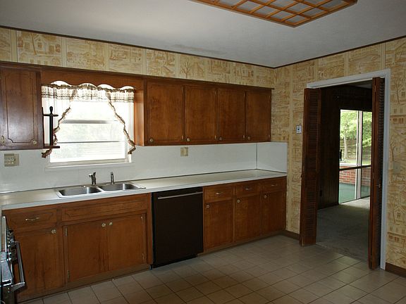 Eat-in Kitchen