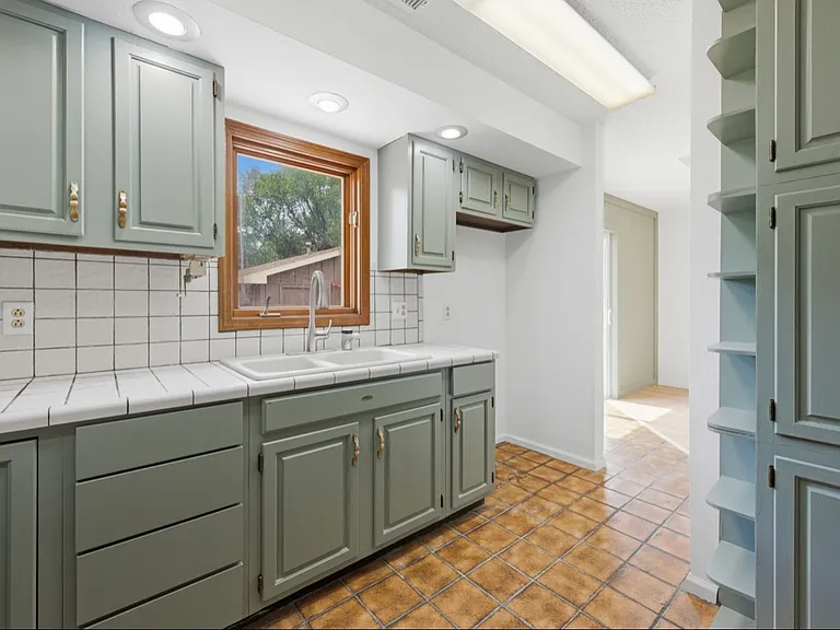 319 N Magnolia St — Photo 11