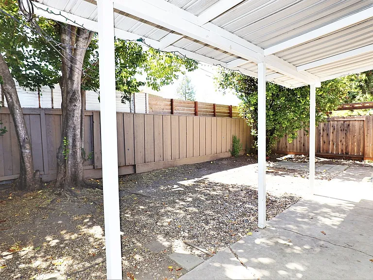Beautifully updated 2 bed/1 bath Duplex in Redwood City with yard Available NOW! — Photo 14
