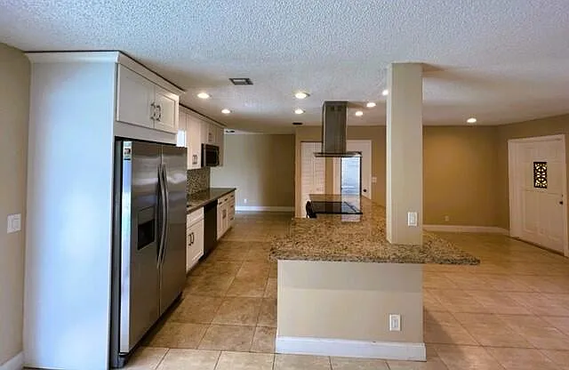 3 bed, 2.0 bath, 1473 sqft, $4,750 — Photo 4