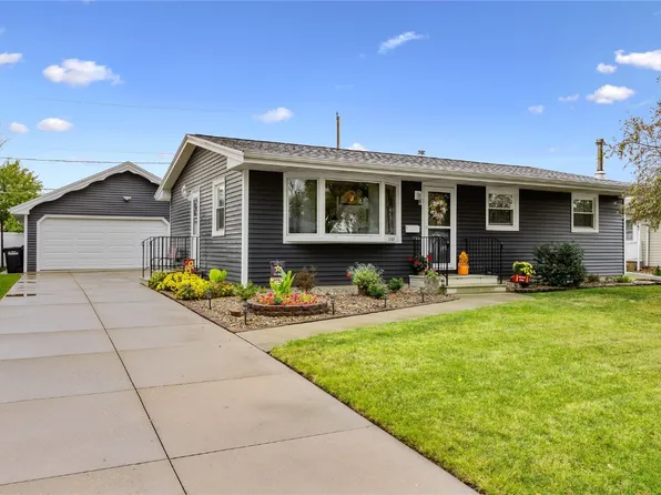 1785 Valleyview Dr, Marion, IA 52302