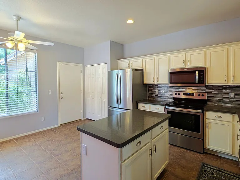 4236 E Oxford Ln — Photo 9