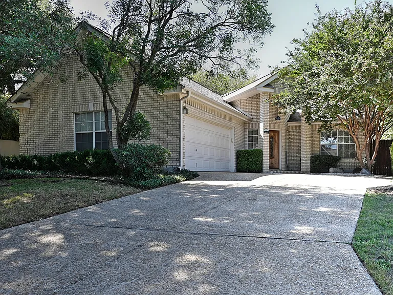 1615 Hawks Tree Ln — Photo 2