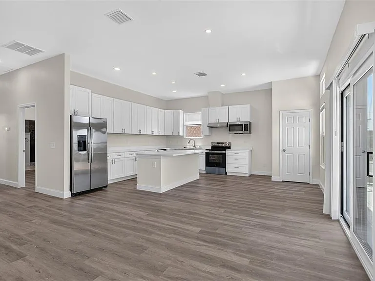 3022 W Douglas St — Photo 2