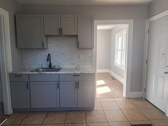 4th image of 806 Houghton St