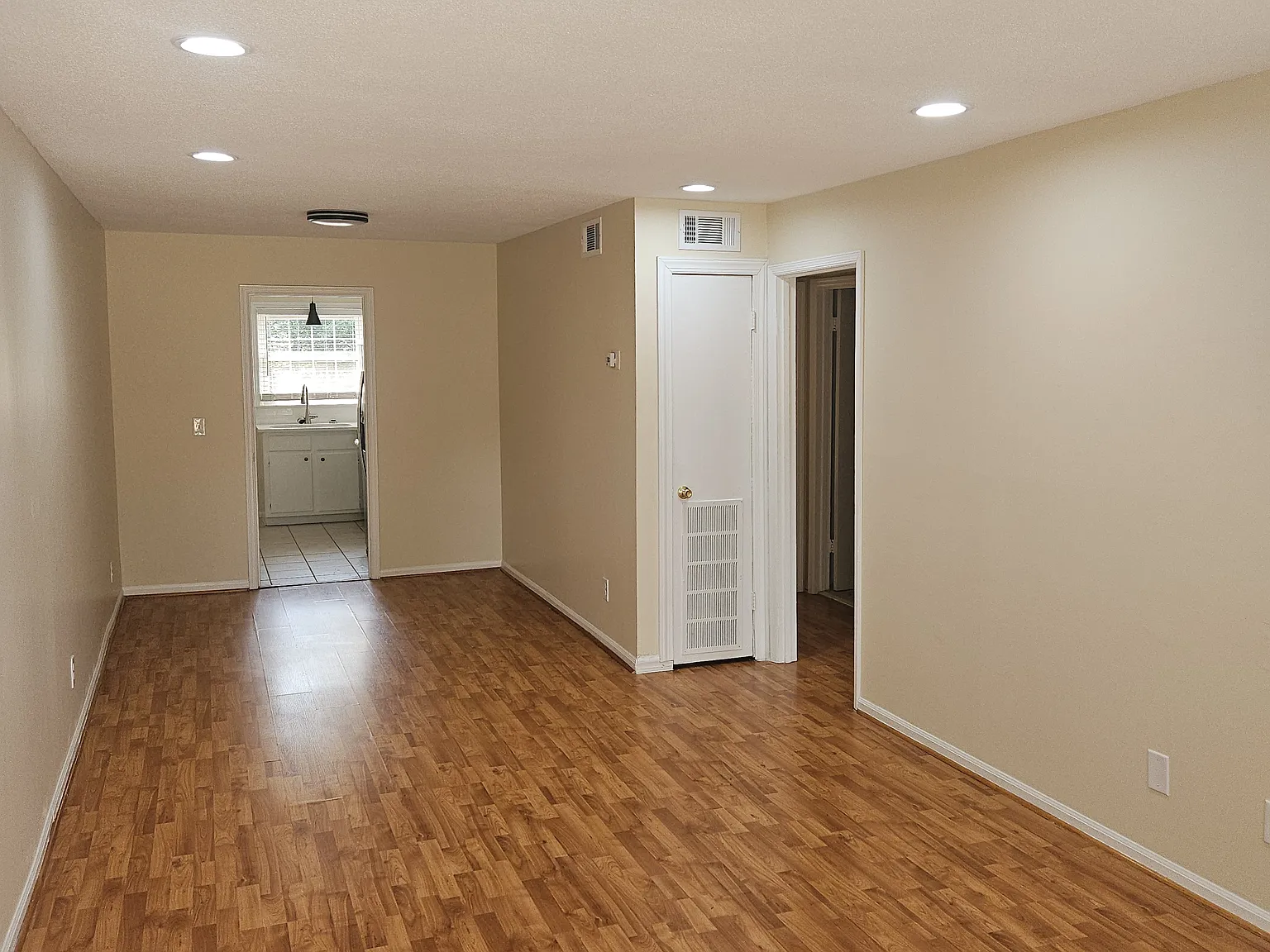 2 bed, 1.5 bath, 190 sqft, $1,300 — Photo 4
